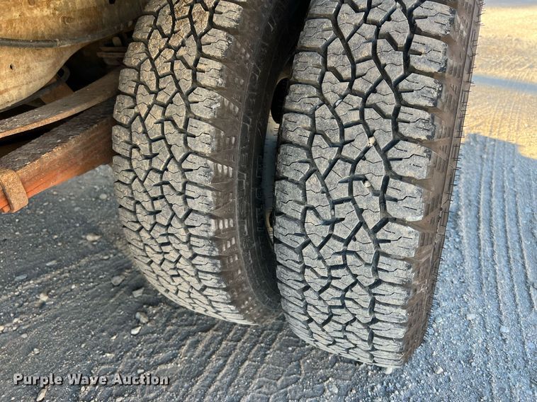 image for item OA9021 2005 Ford F350  flatbed pickup truck