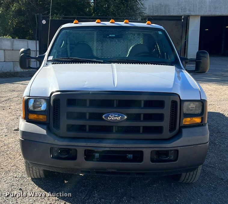 image for item OA9022 2005 Ford F350  flatbed pickup truck