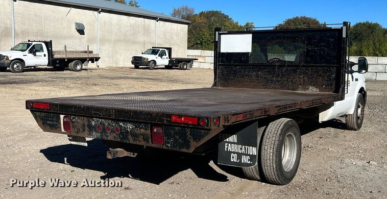 image for item OA9022 2005 Ford F350  flatbed pickup truck