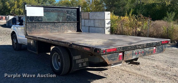 image for item OA9022 2005 Ford F350  flatbed pickup truck