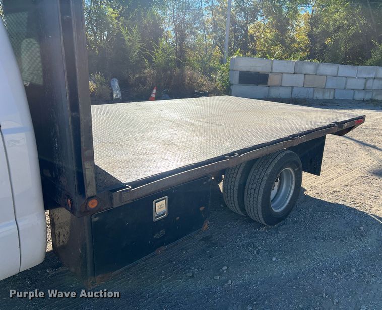 image for item OA9022 2005 Ford F350  flatbed pickup truck