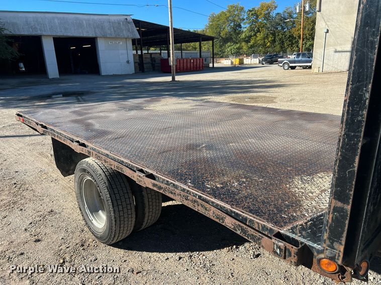 image for item OA9022 2005 Ford F350  flatbed pickup truck