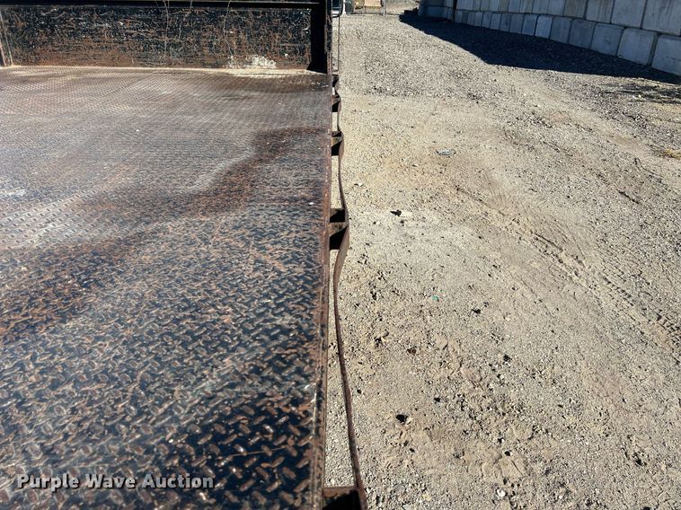 image for item OA9022 2005 Ford F350  flatbed pickup truck