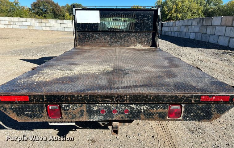 image for item OA9022 2005 Ford F350  flatbed pickup truck