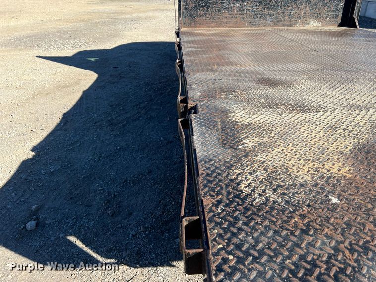 image for item OA9022 2005 Ford F350  flatbed pickup truck