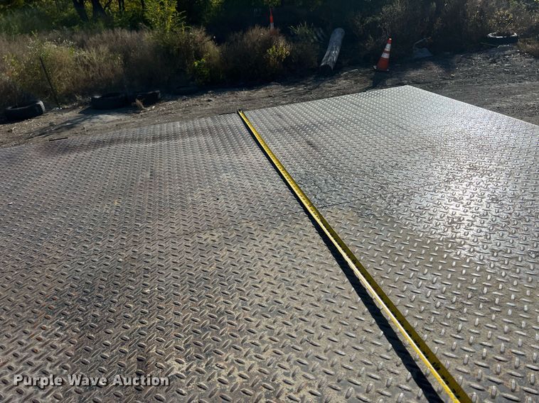 image for item OA9022 2005 Ford F350  flatbed pickup truck