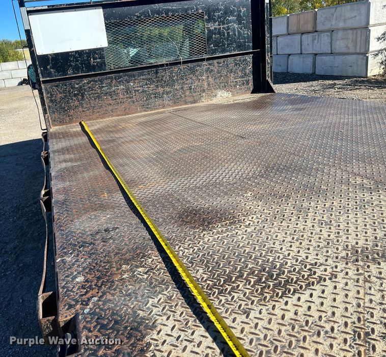 image for item OA9022 2005 Ford F350  flatbed pickup truck