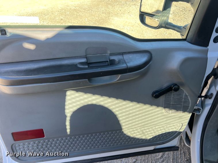 image for item OA9022 2005 Ford F350  flatbed pickup truck