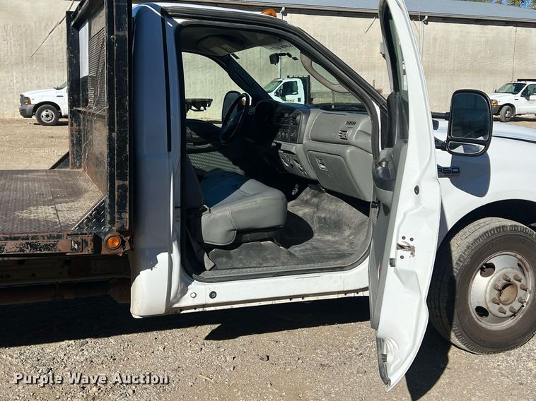 image for item OA9022 2005 Ford F350  flatbed pickup truck