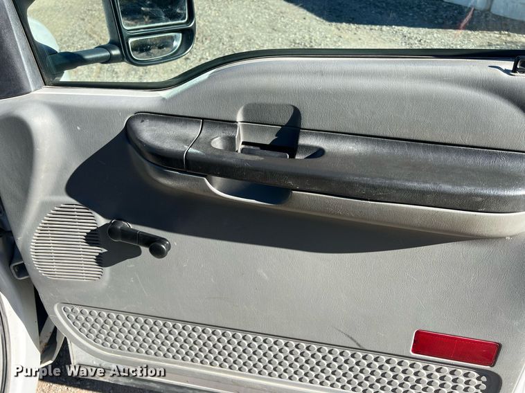 image for item OA9022 2005 Ford F350  flatbed pickup truck