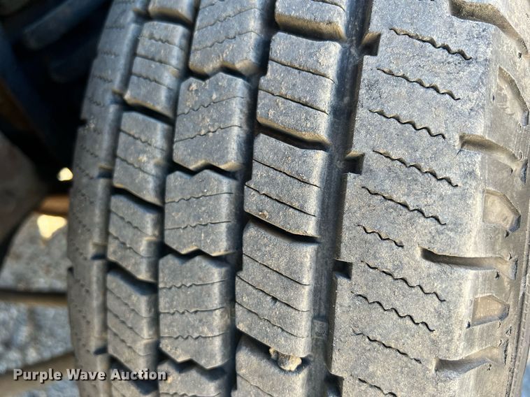 image for item OA9022 2005 Ford F350  flatbed pickup truck