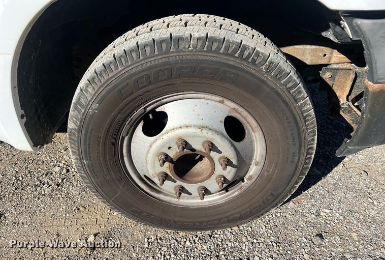 image for item OA9022 2005 Ford F350  flatbed pickup truck