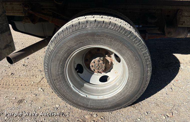 image for item OA9022 2005 Ford F350  flatbed pickup truck