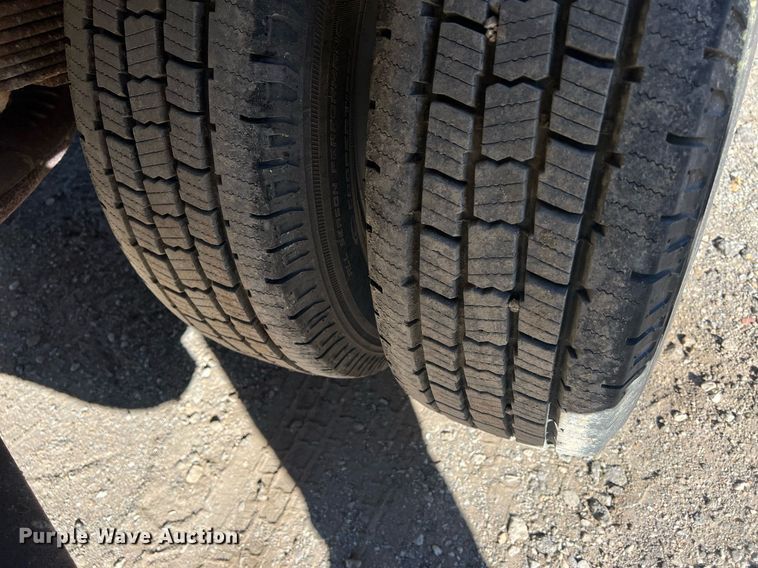 image for item OA9022 2005 Ford F350  flatbed pickup truck