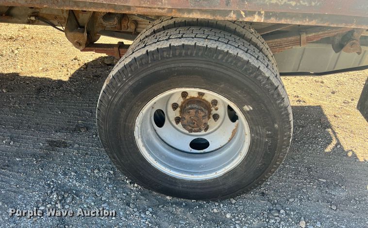 image for item OA9022 2005 Ford F350  flatbed pickup truck