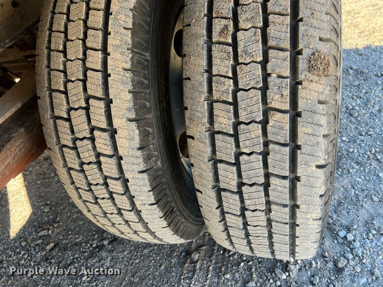 image for item OA9022 2005 Ford F350  flatbed pickup truck