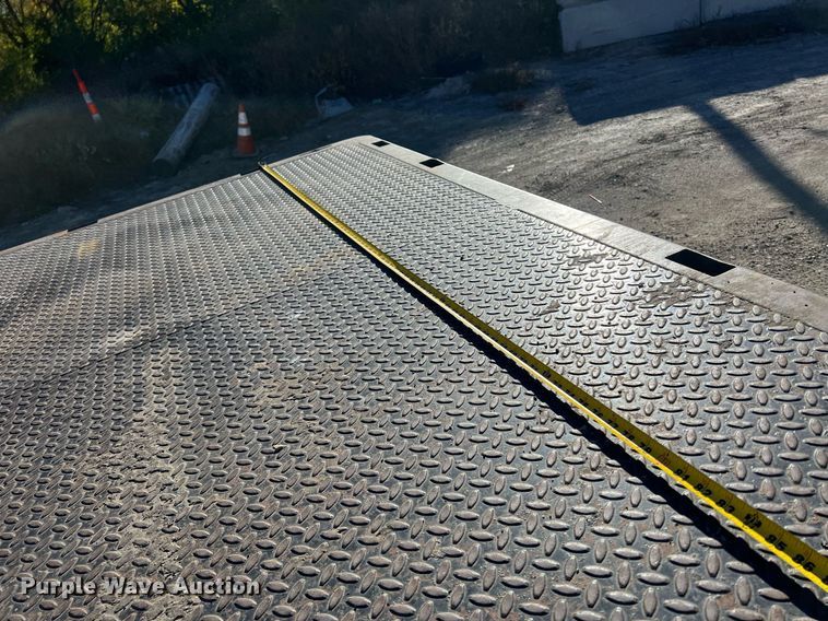 image for item OA9023 2000 Ford F350  flatbed pickup truck