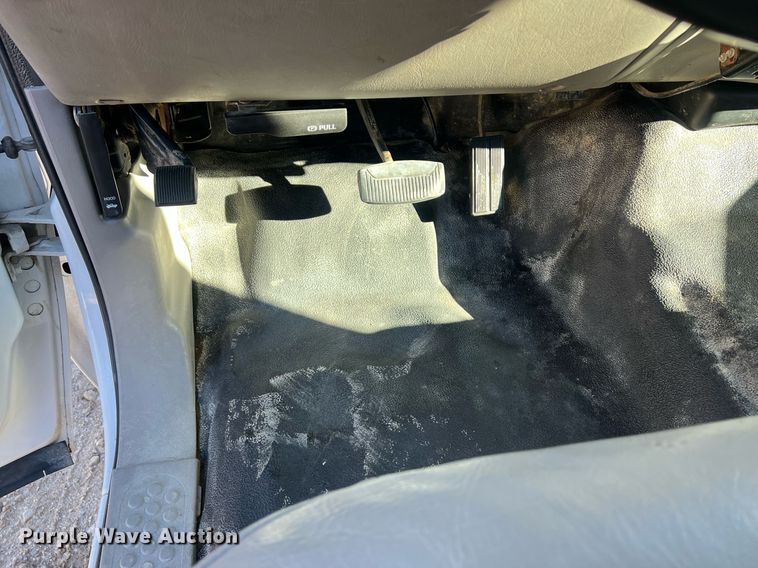 image for item OA9023 2000 Ford F350  flatbed pickup truck