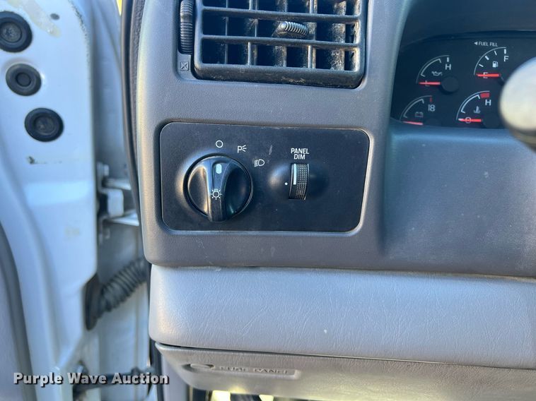 image for item OA9023 2000 Ford F350  flatbed pickup truck