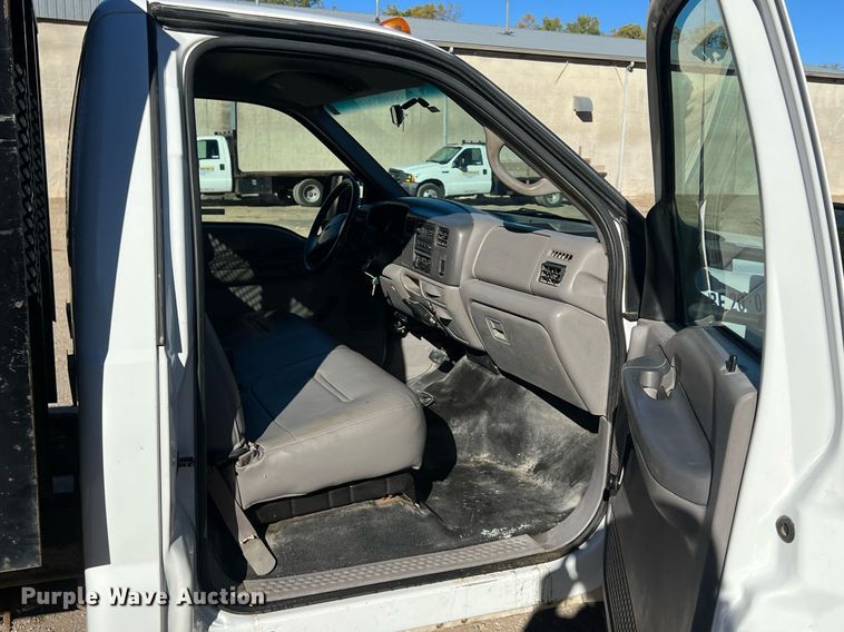 image for item OA9023 2000 Ford F350  flatbed pickup truck