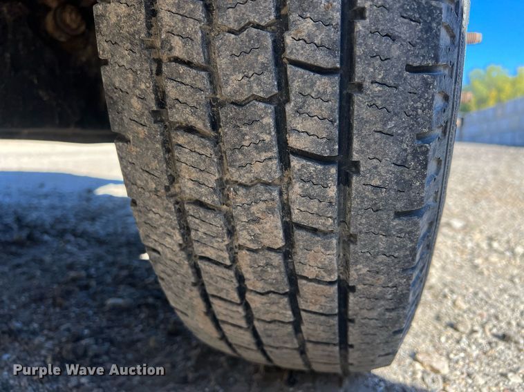 image for item OA9023 2000 Ford F350  flatbed pickup truck