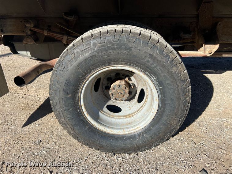 image for item OA9023 2000 Ford F350  flatbed pickup truck