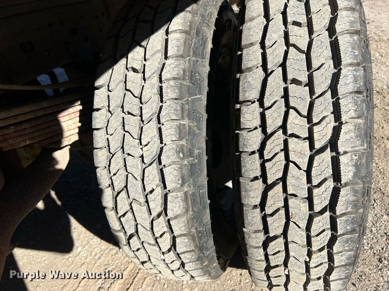 image for item OA9023 2000 Ford F350  flatbed pickup truck