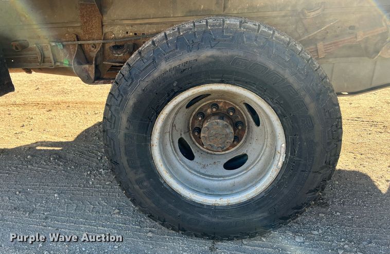 image for item OA9023 2000 Ford F350  flatbed pickup truck