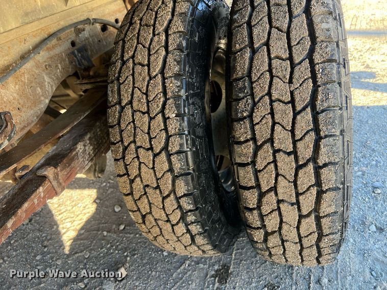 image for item OA9023 2000 Ford F350  flatbed pickup truck