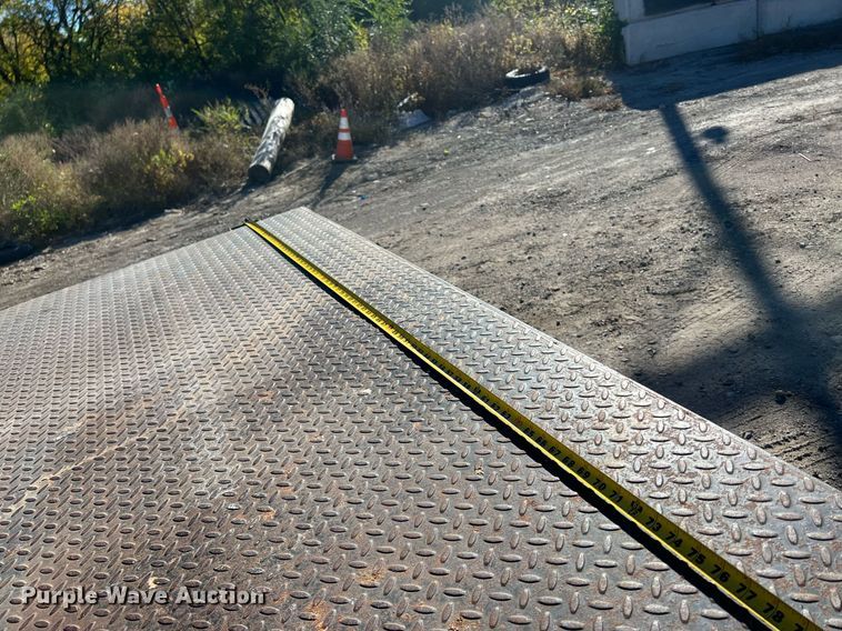 image for item OA9024 2001 Ford F350  flatbed pickup truck