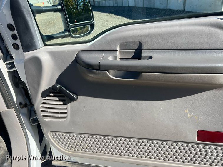 image for item OA9024 2001 Ford F350  flatbed pickup truck