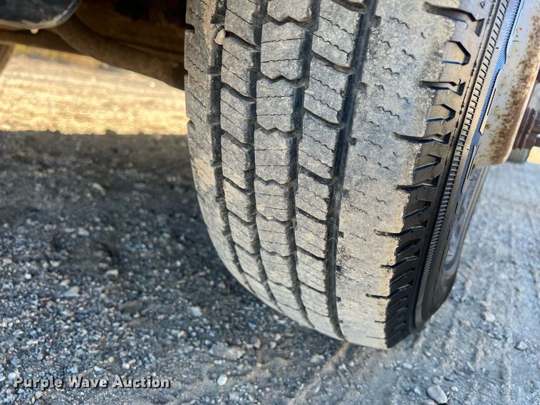 image for item OA9024 2001 Ford F350  flatbed pickup truck