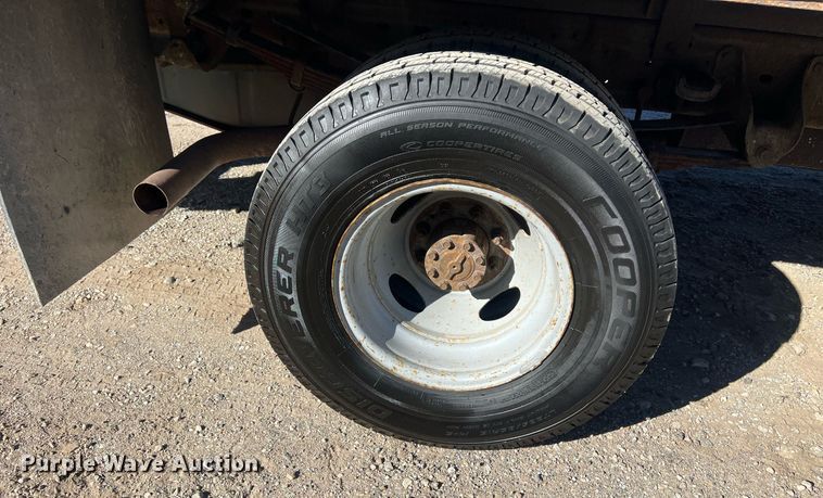 image for item OA9024 2001 Ford F350  flatbed pickup truck