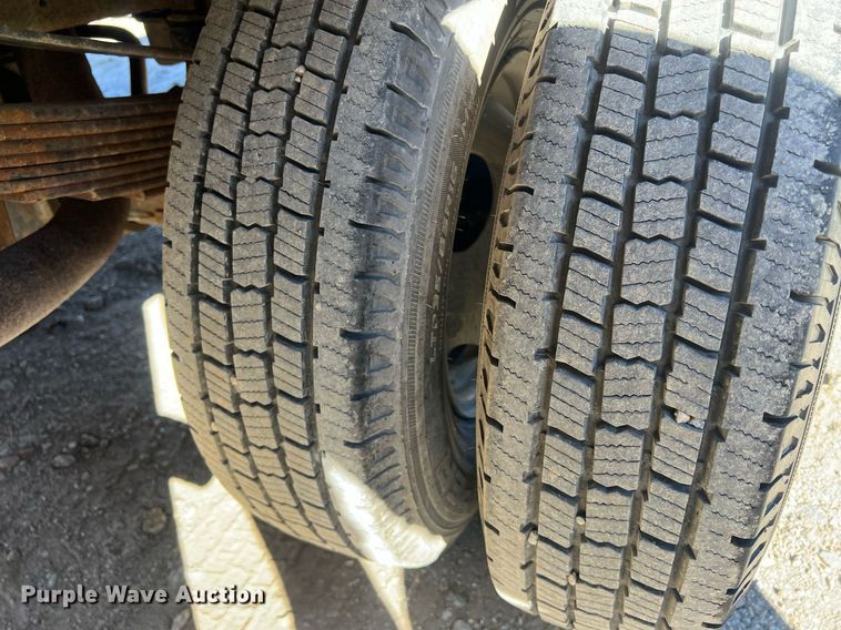 image for item OA9024 2001 Ford F350  flatbed pickup truck