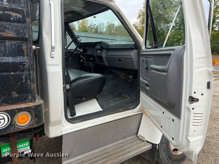 image for item OA9054 1995 Ford F700  dump truck