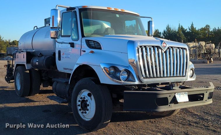 image for item OL9047 2009 International 7300  oil distributor truck