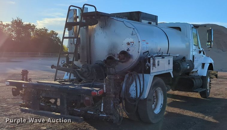 image for item OL9047 2009 International 7300  oil distributor truck