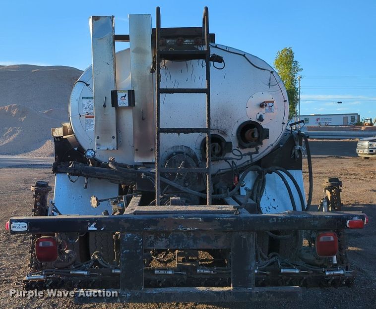 image for item OL9047 2009 International 7300  oil distributor truck