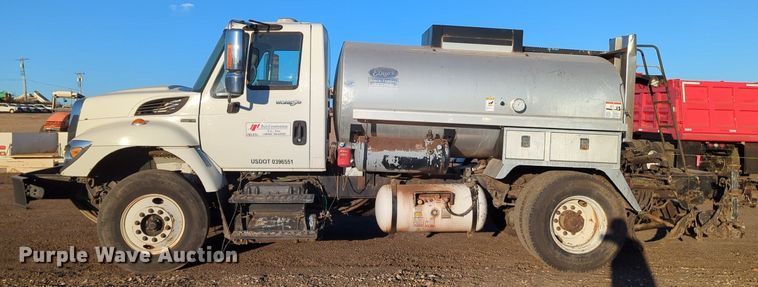 image for item OL9047 2009 International 7300  oil distributor truck