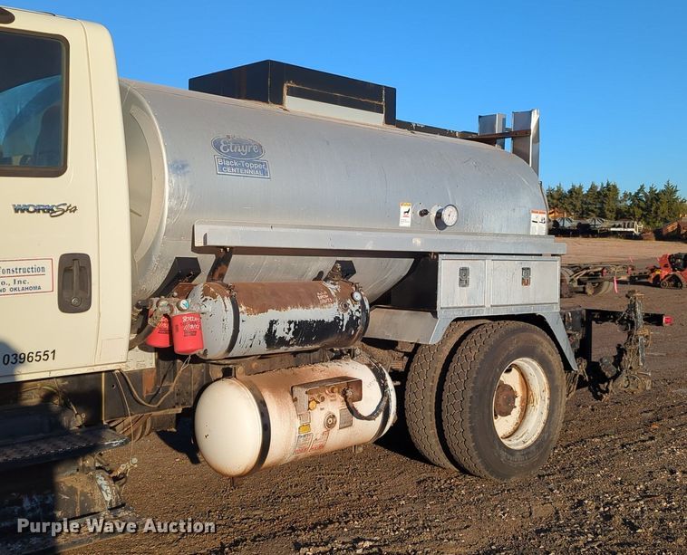 image for item OL9047 2009 International 7300  oil distributor truck