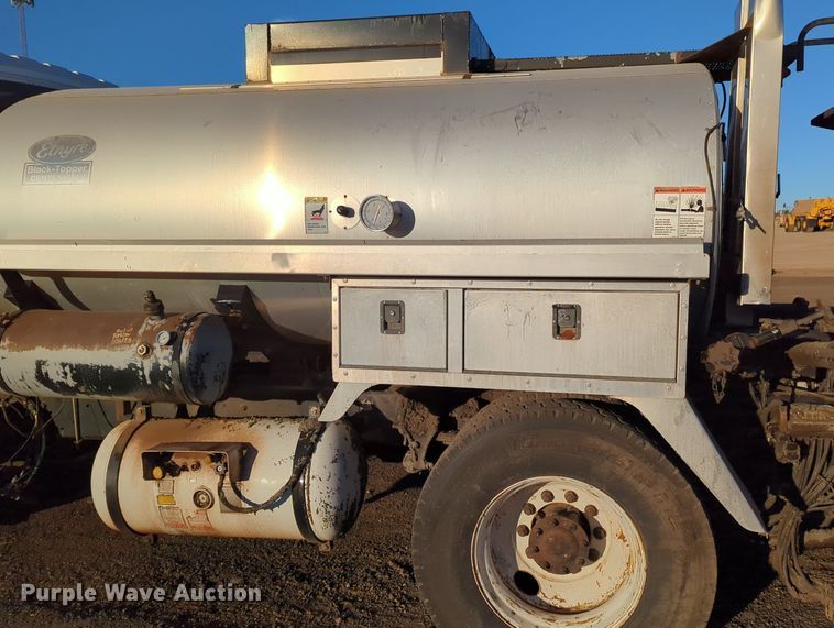 image for item OL9047 2009 International 7300  oil distributor truck