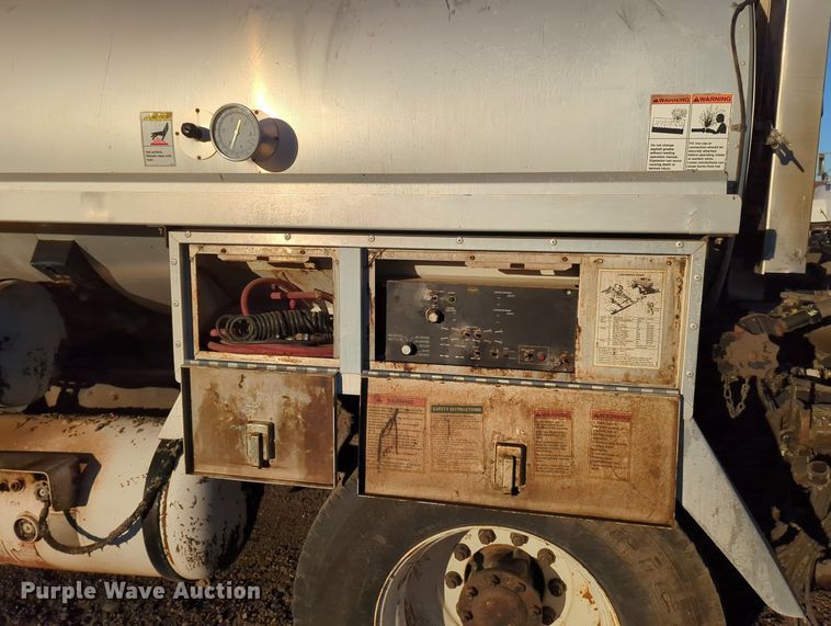 image for item OL9047 2009 International 7300  oil distributor truck