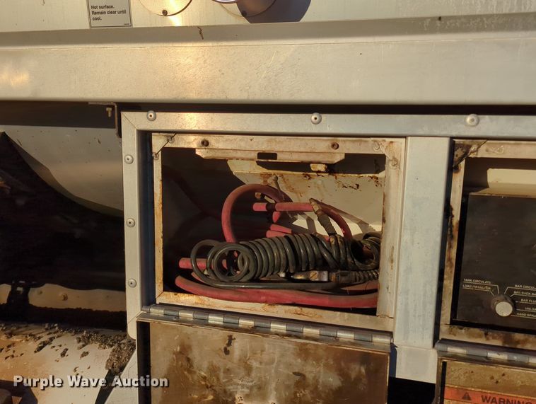 image for item OL9047 2009 International 7300  oil distributor truck