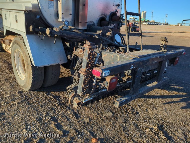 image for item OL9047 2009 International 7300  oil distributor truck