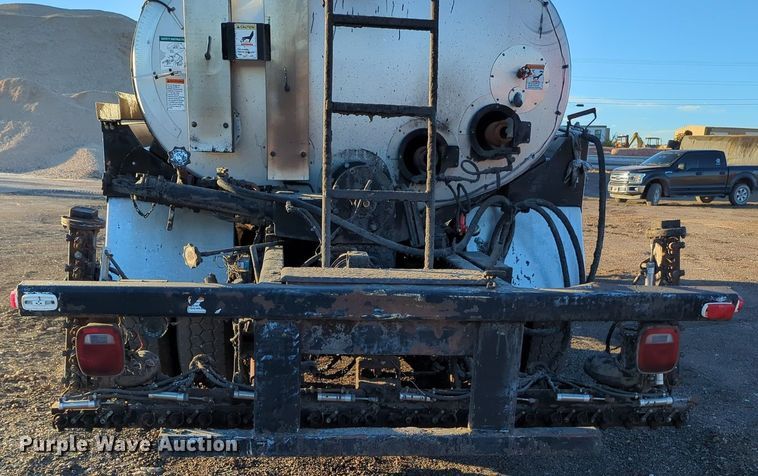 image for item OL9047 2009 International 7300  oil distributor truck