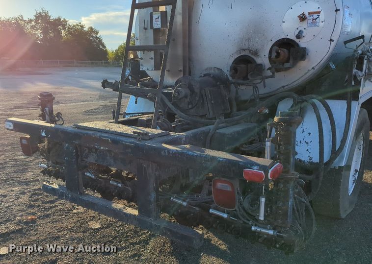 image for item OL9047 2009 International 7300  oil distributor truck