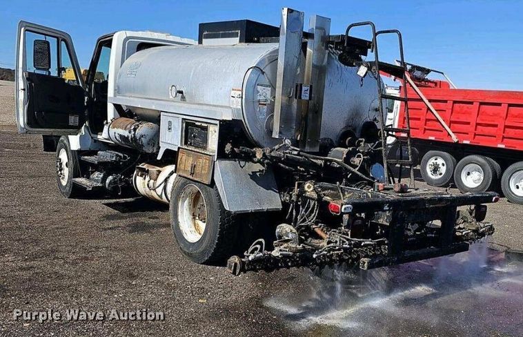 image for item OL9047 2009 International 7300  oil distributor truck