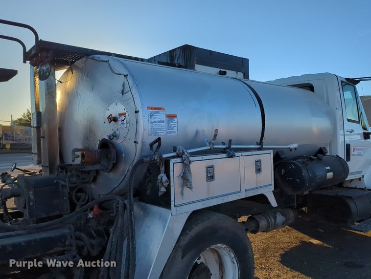 image for item OL9047 2009 International 7300  oil distributor truck