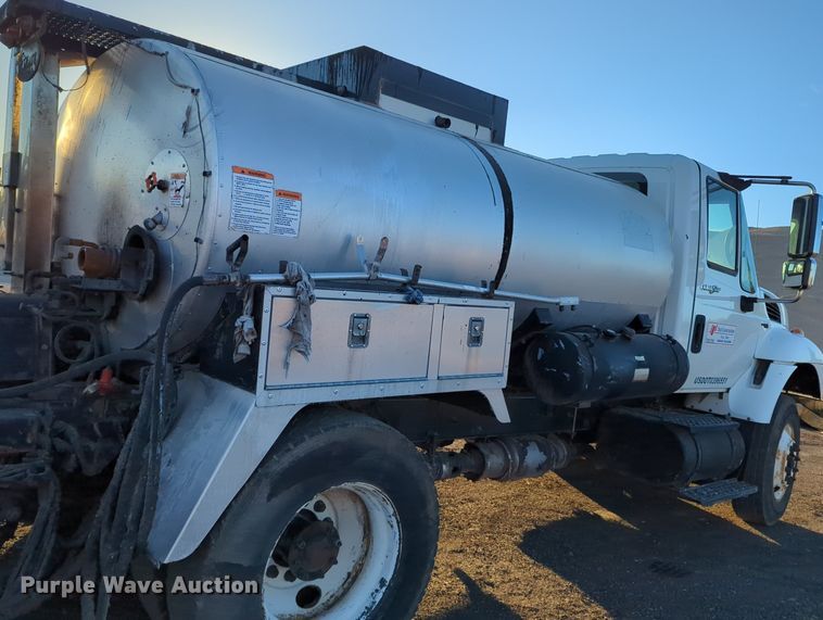 image for item OL9047 2009 International 7300  oil distributor truck