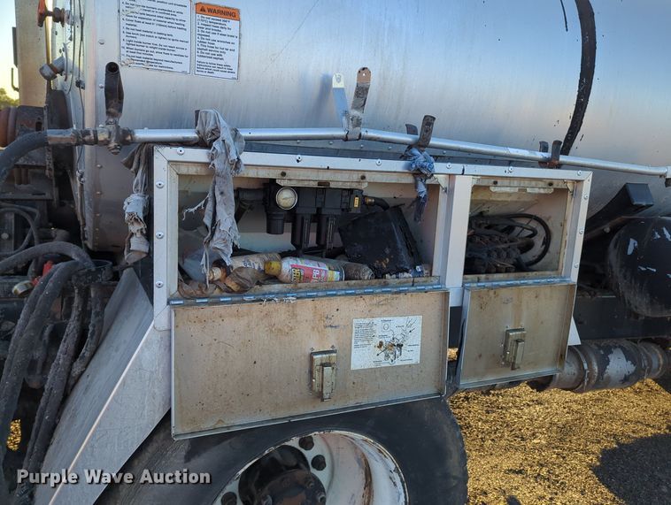 image for item OL9047 2009 International 7300  oil distributor truck